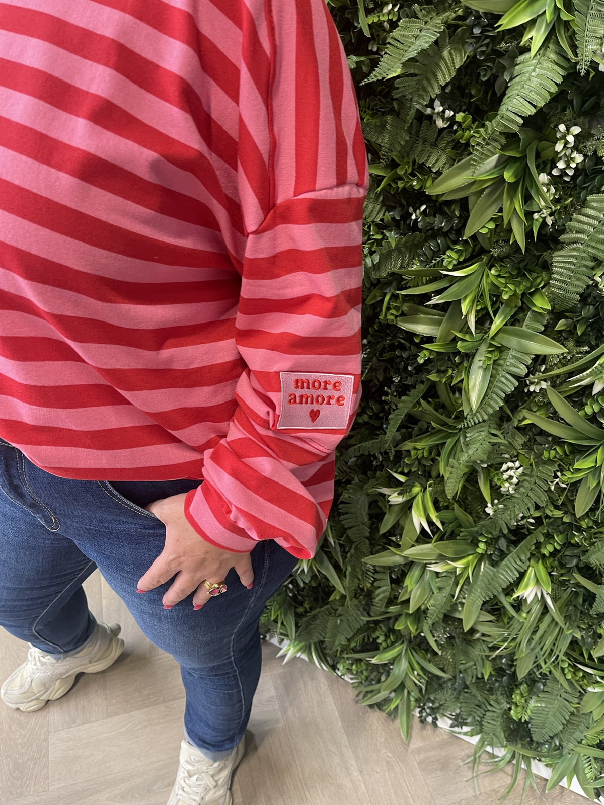 Sweater strepen more amore applicatie rood/roze