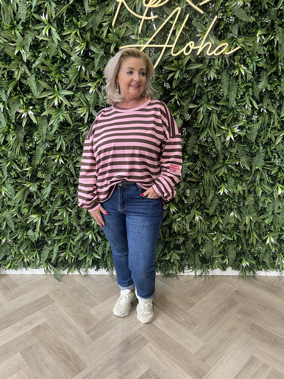 Sweater strepen more amore applicatie bruin/roze