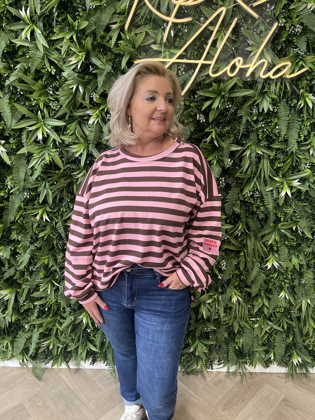 Sweater strepen more amore applicatie bruin/roze