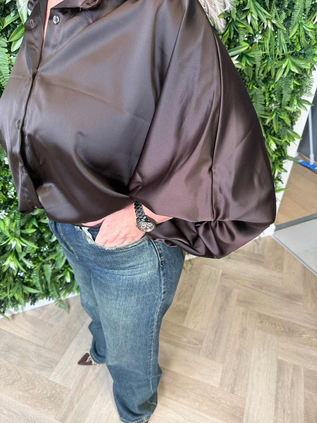 Silky blouse met korte pofmouwen donkerbruin