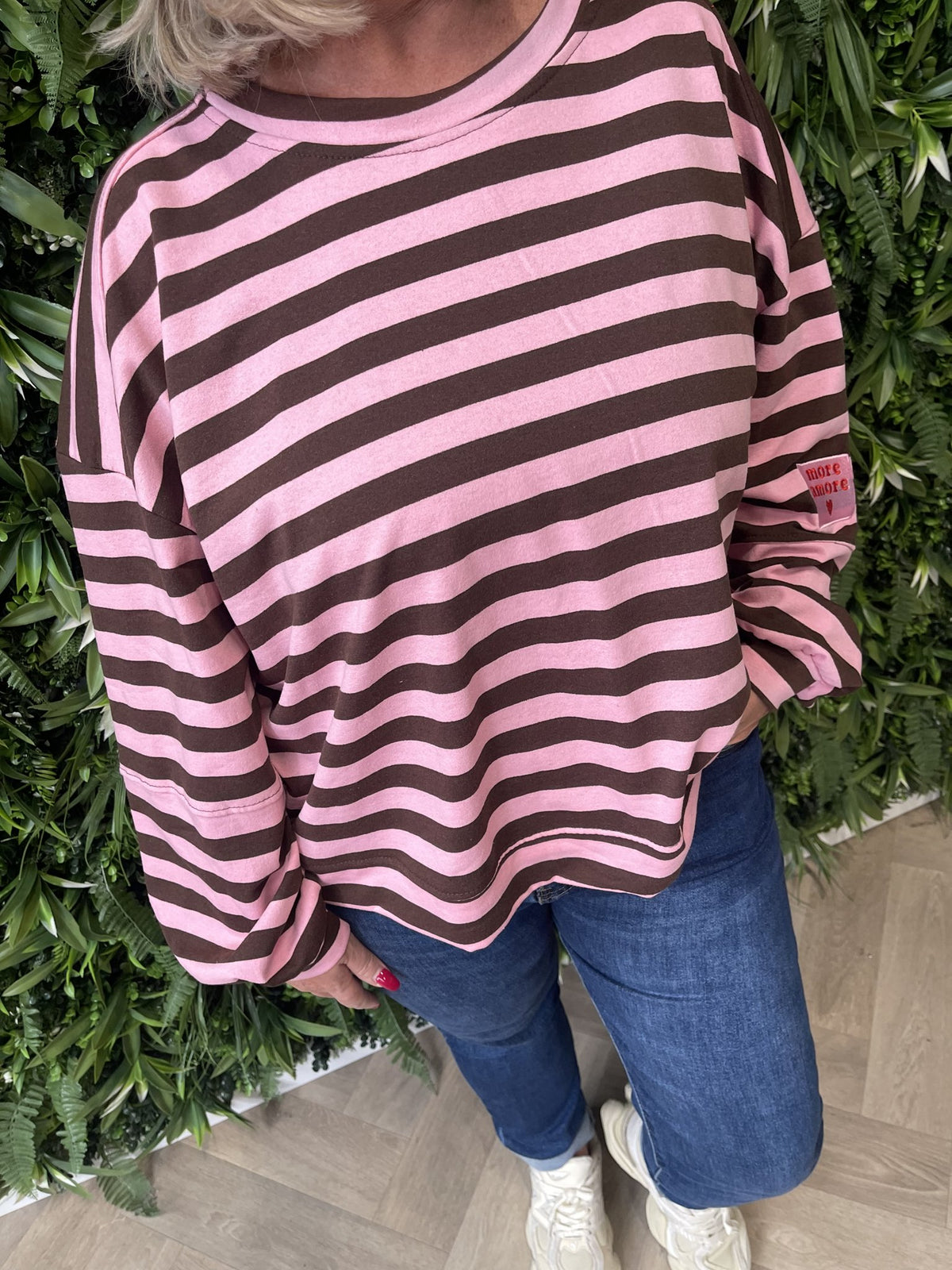Sweater strepen more amore applicatie bruin/roze