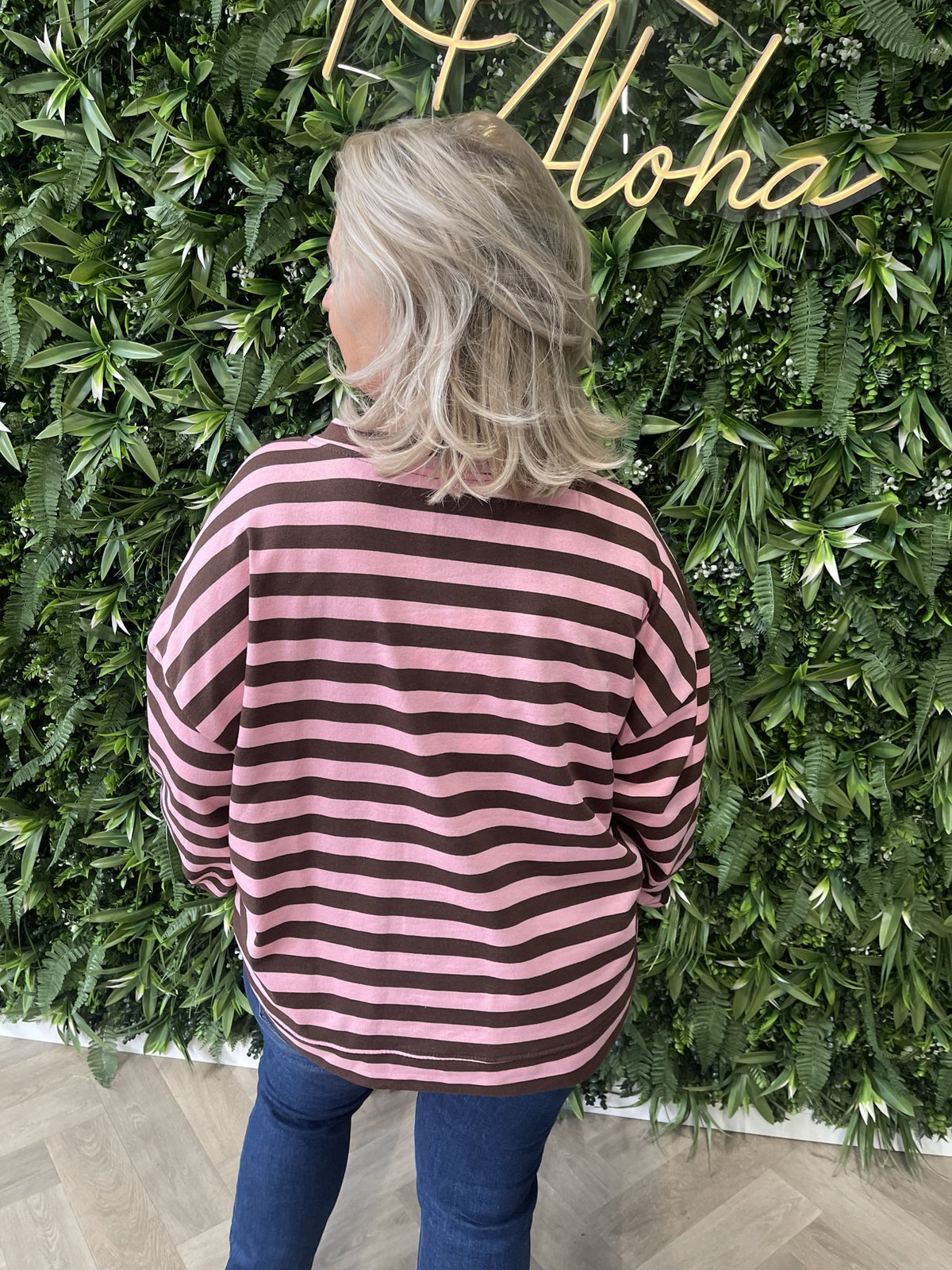 Sweater strepen more amore applicatie bruin/roze
