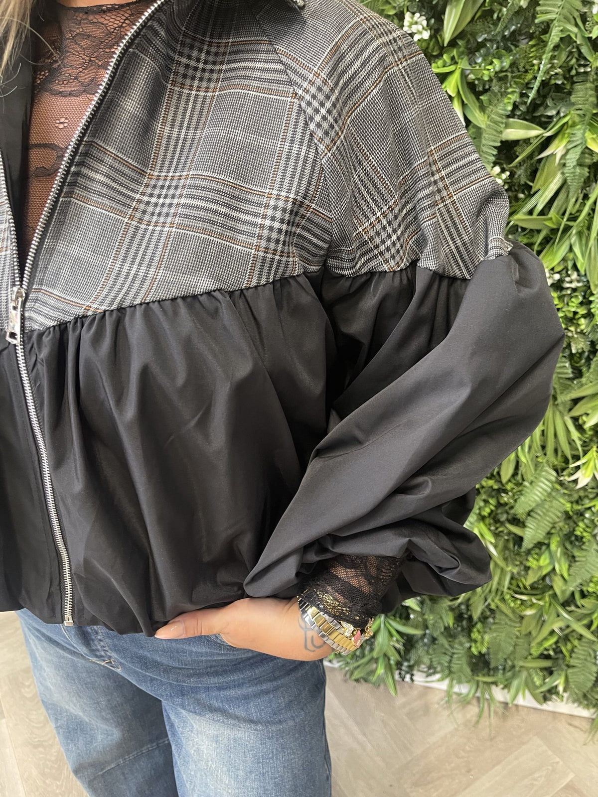 Korte bomber met kleine ruit zwart