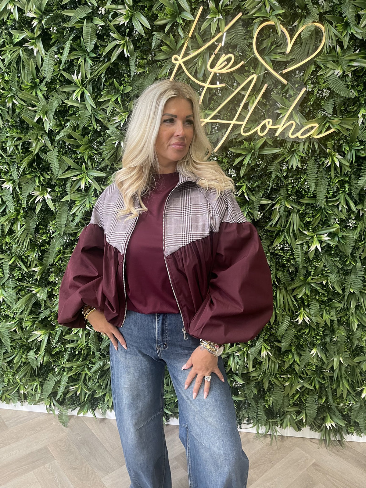 Korte bomber met kleine ruit aubergine