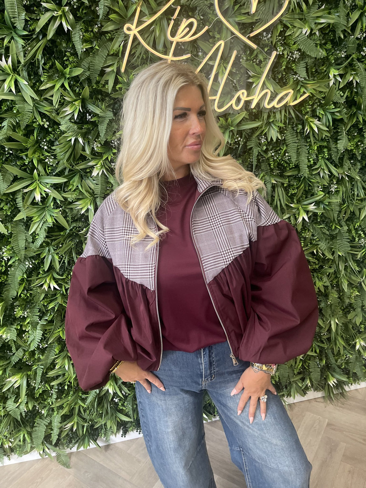 Korte bomber met kleine ruit aubergine