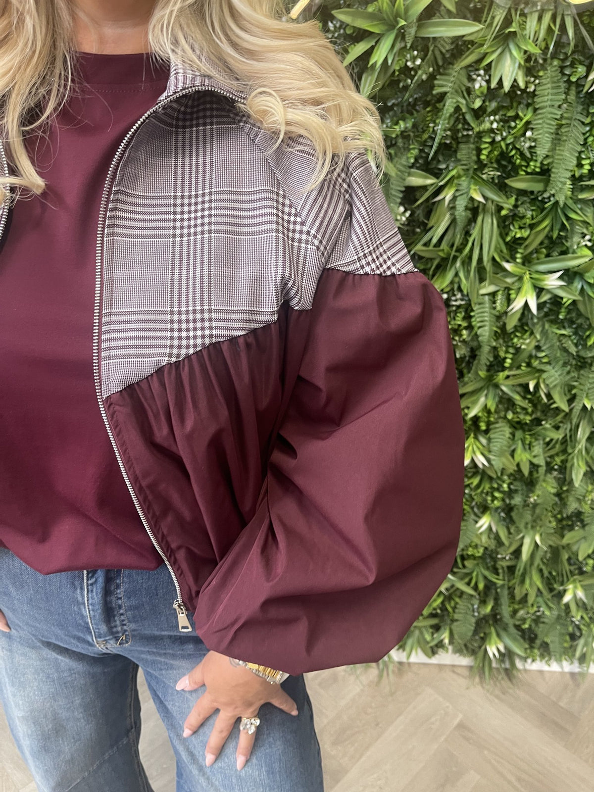 Korte bomber met kleine ruit aubergine