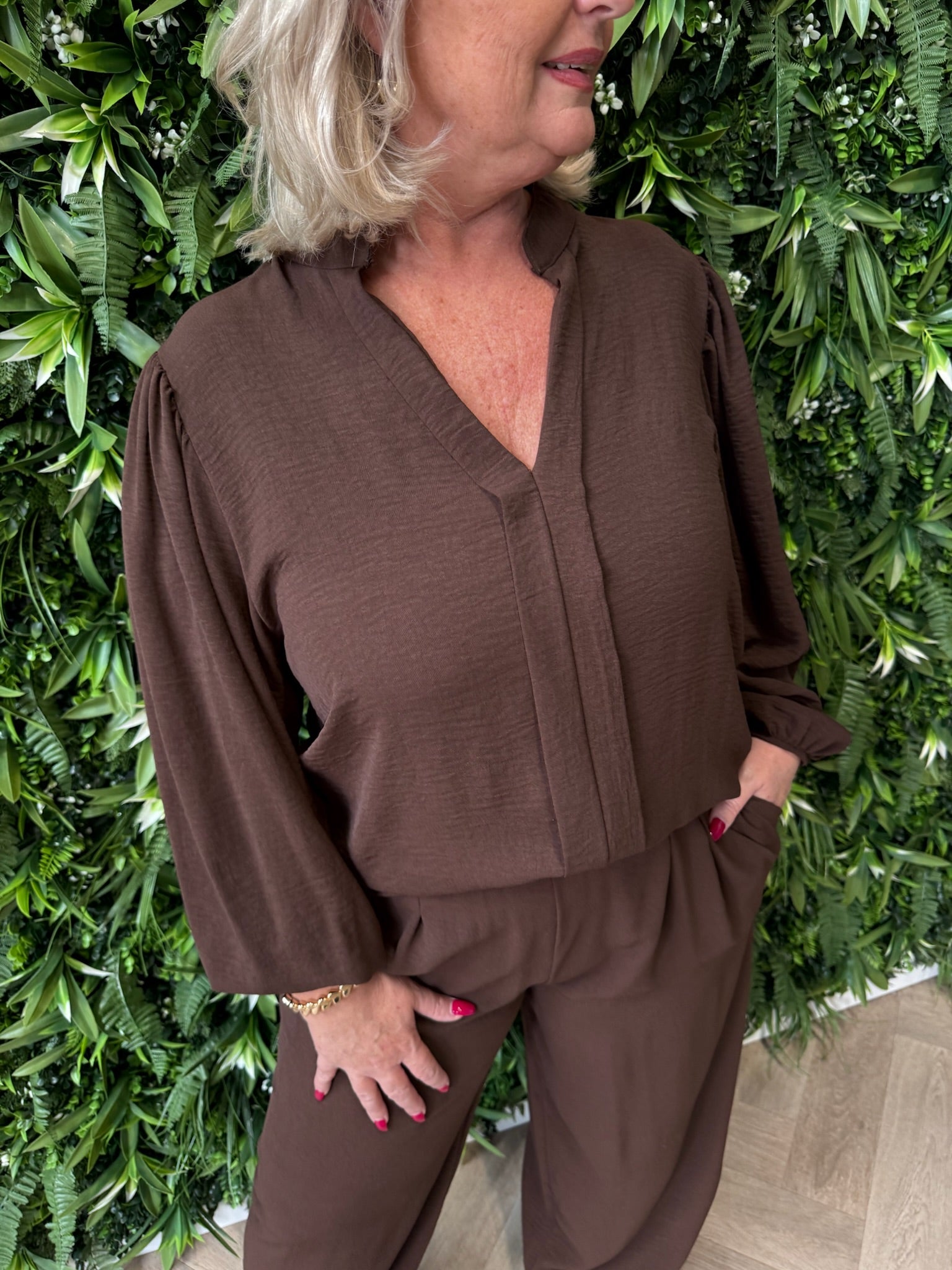 Blouse roezel met pofmouwen bruin