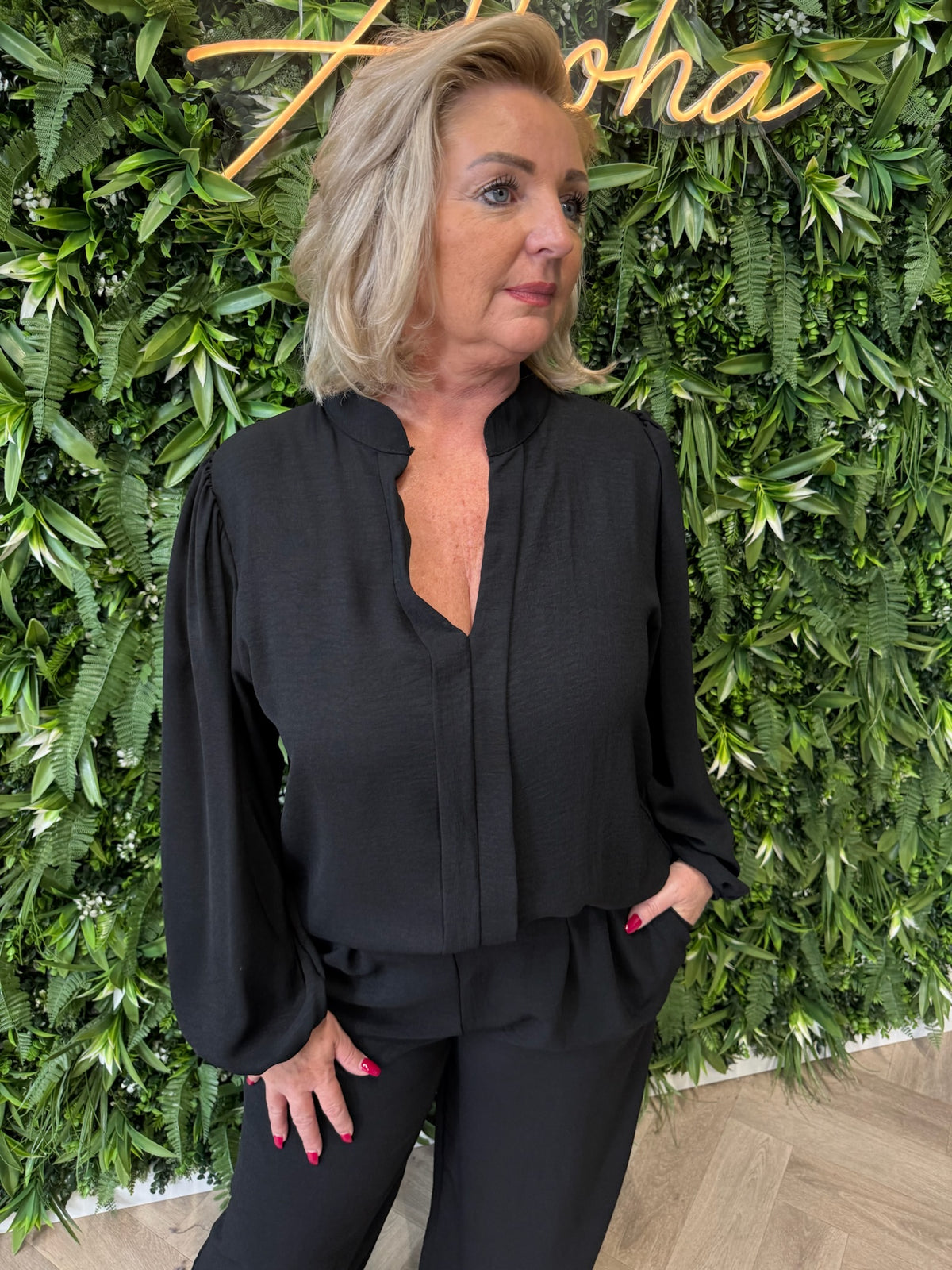 Blouse roezel met pofmouwen zwart