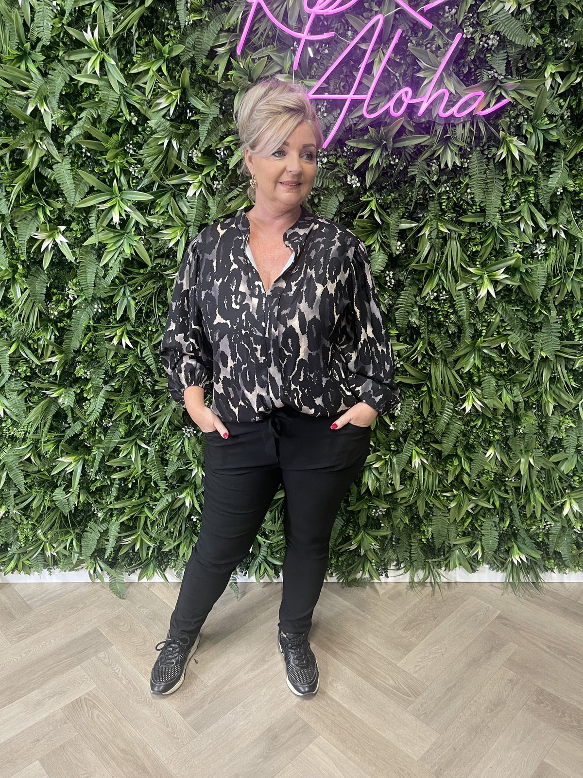 Blouse roezel met pofmouwen print vlekken zwart/grijs