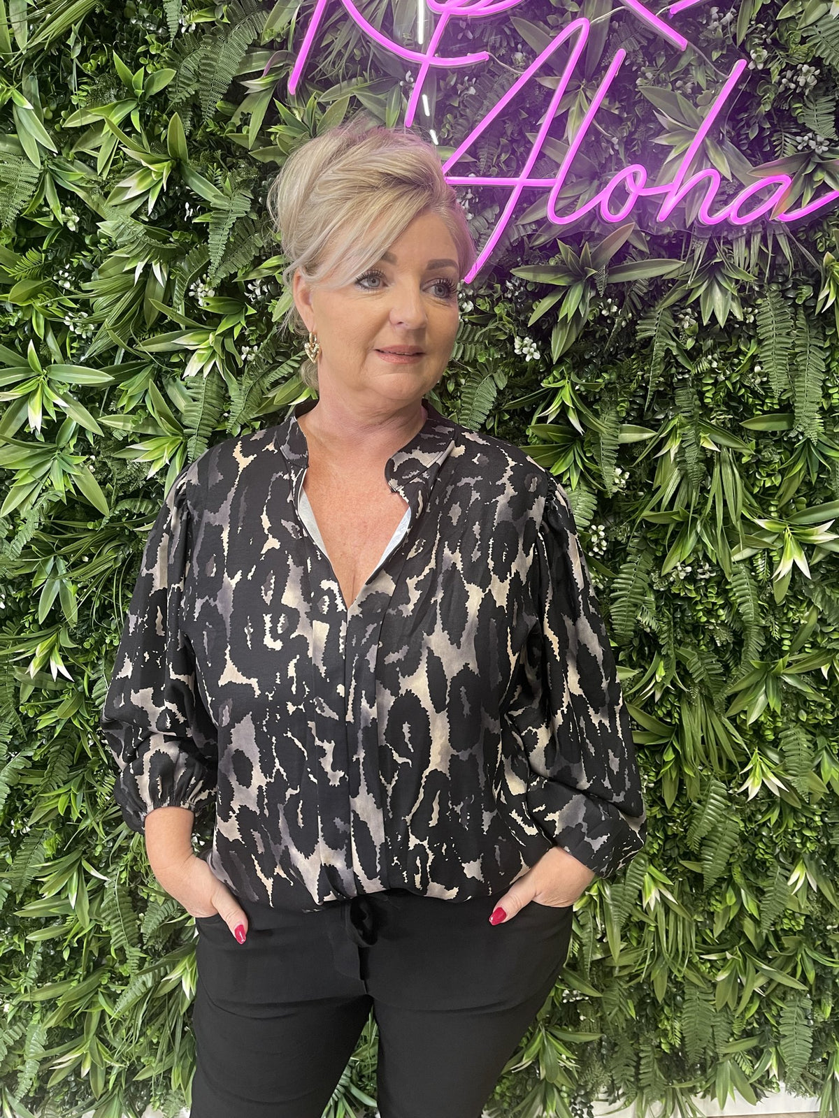 Blouse roezel met pofmouwen print vlekken zwart/grijs