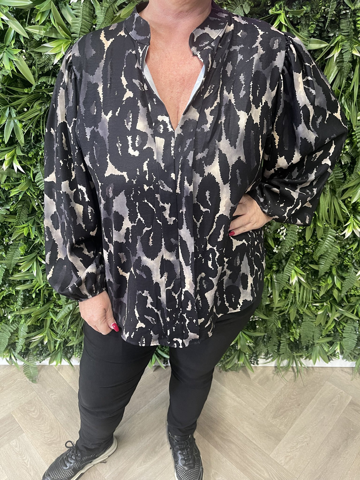 Blouse roezel met pofmouwen print vlekken zwart/grijs