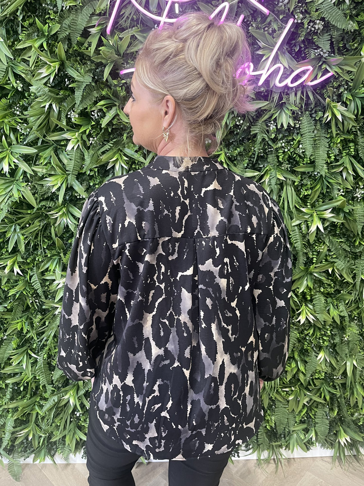 Blouse roezel met pofmouwen print vlekken zwart/grijs