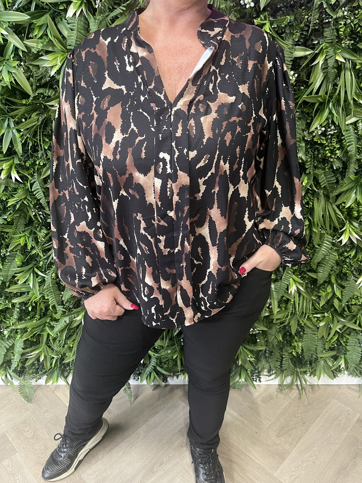 Blouse roezel met pofmouwen print vlekken zwart/bruin