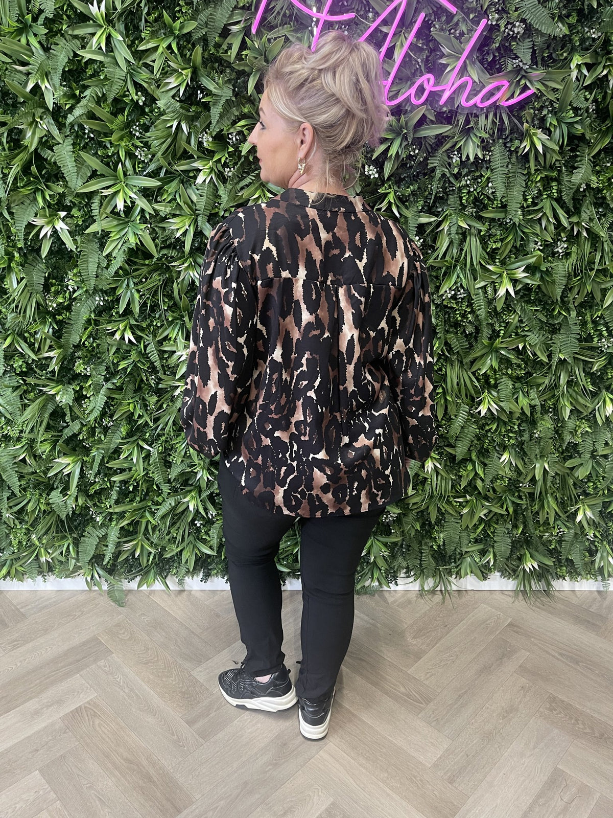 Blouse roezel met pofmouwen print vlekken zwart/bruin