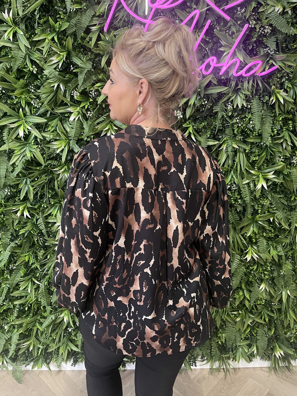 Blouse roezel met pofmouwen print vlekken zwart/bruin