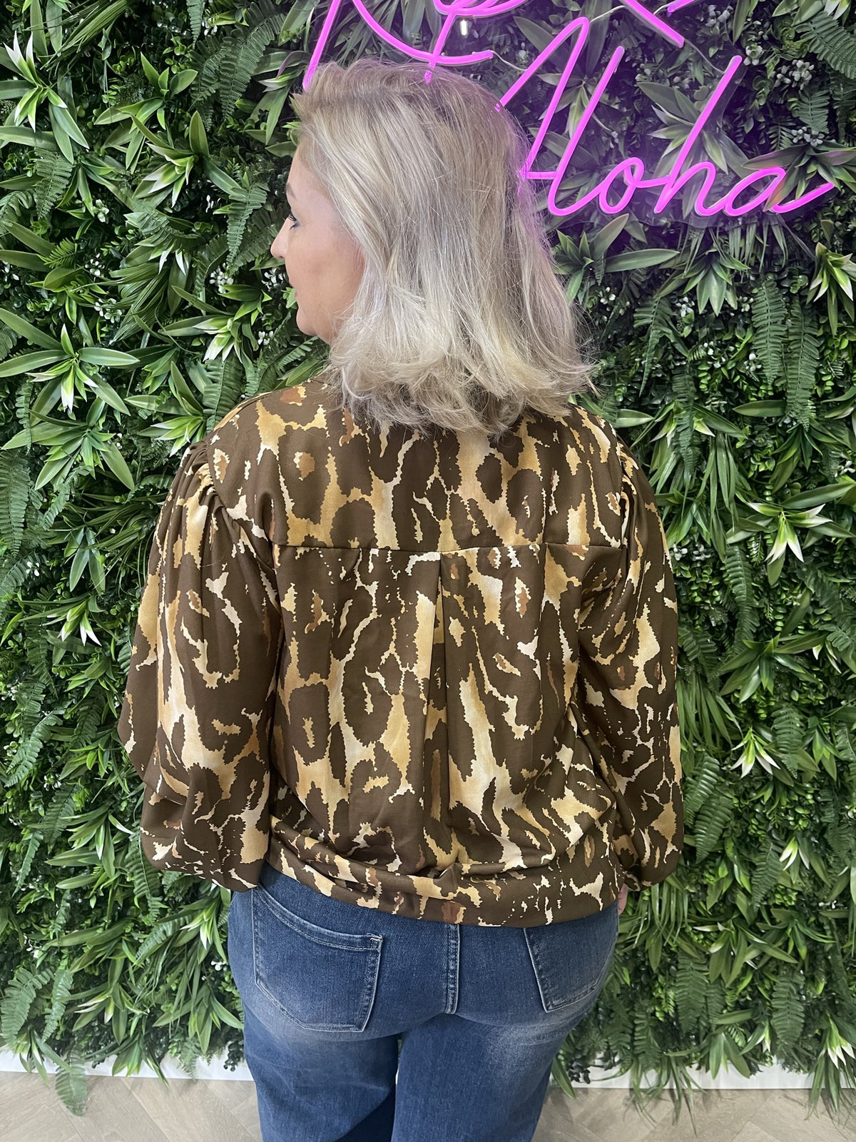 Blouse roezel met pofmouwen print vlekken legergroen