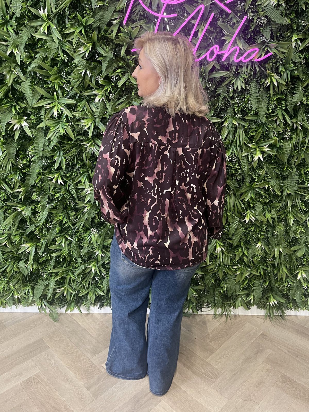 Blouse roezel met pofmouwen print vlekken aubergine
