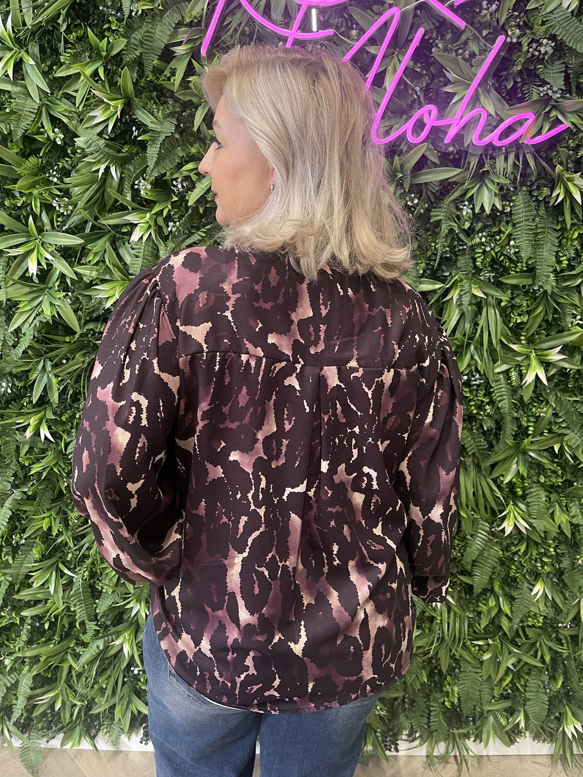 Blouse roezel met pofmouwen print vlekken aubergine
