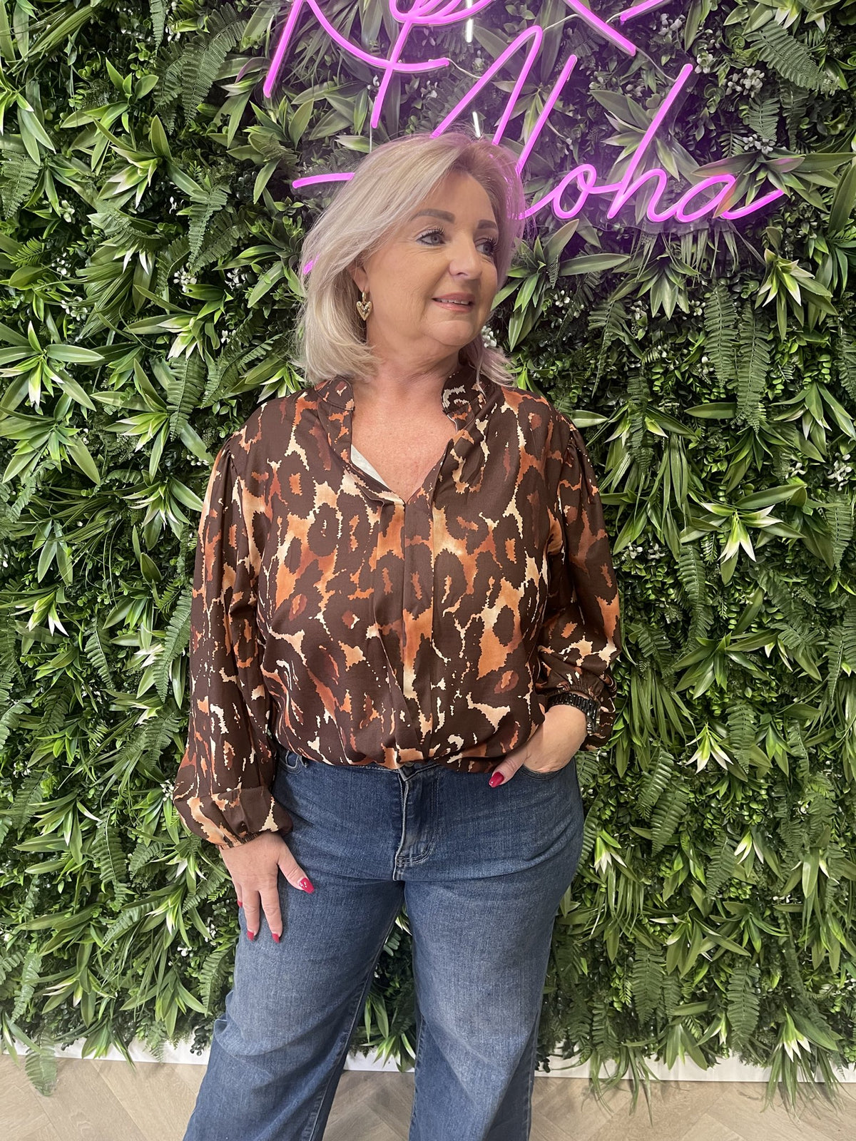 Blouse roezel met pofmouwen print vlekken donkerbruin/roestbruin