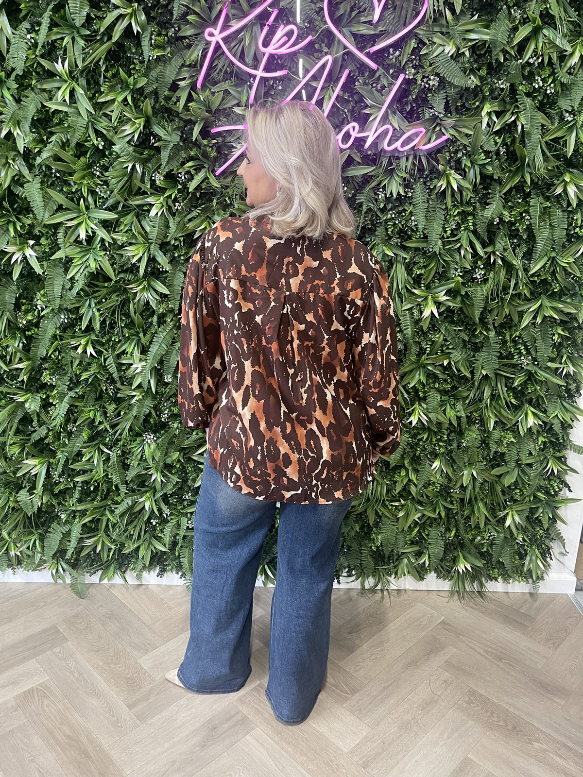 Blouse roezel met pofmouwen print vlekken donkerbruin/roestbruin