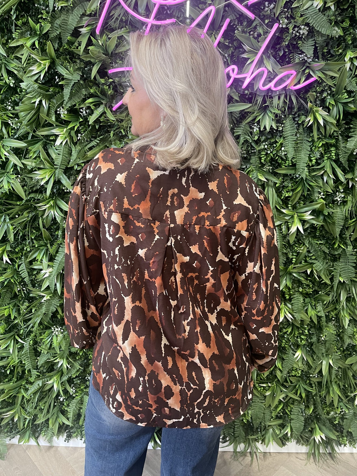 Blouse roezel met pofmouwen print vlekken donkerbruin/roestbruin