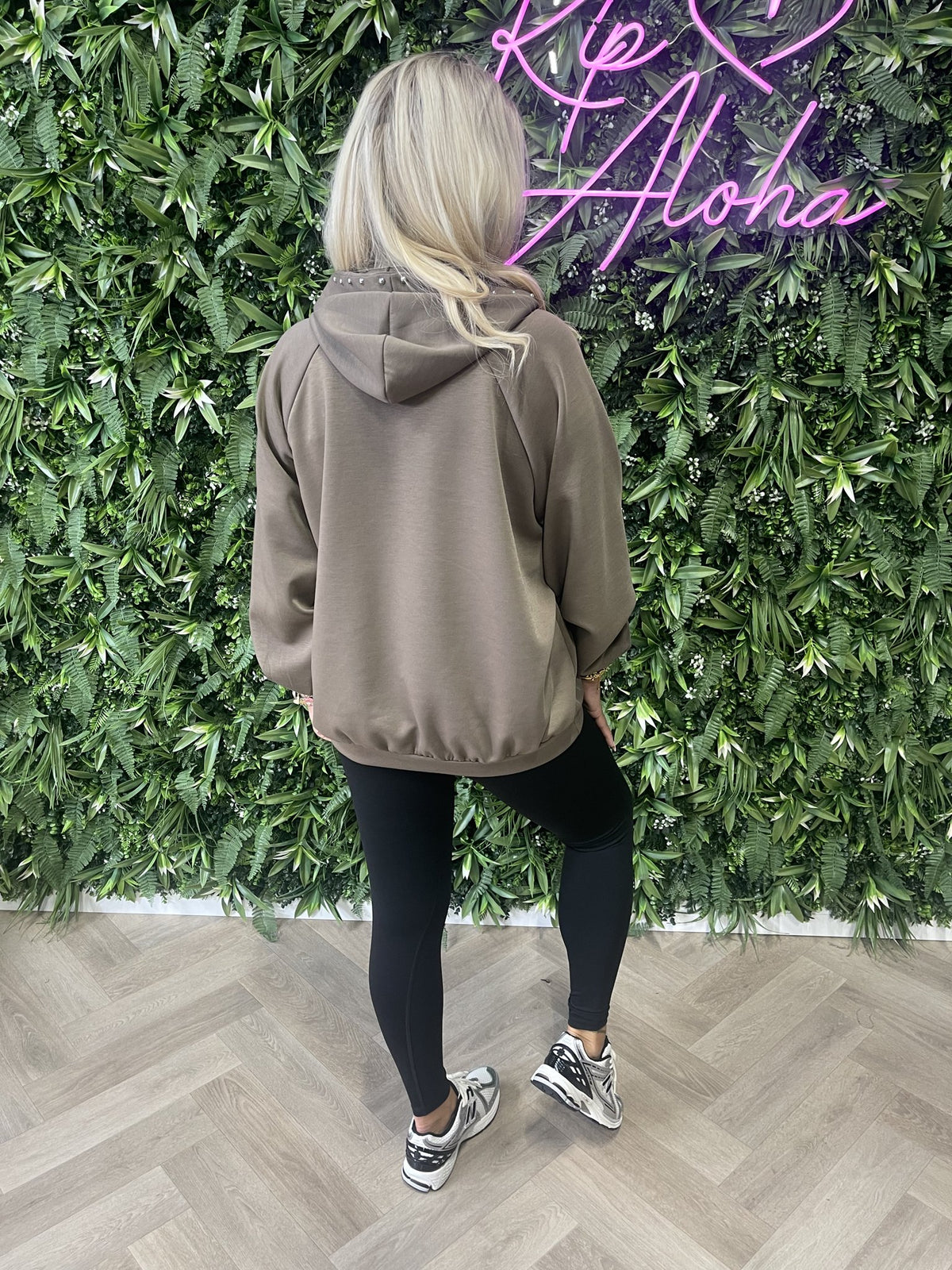 Hoodie met studs taupe