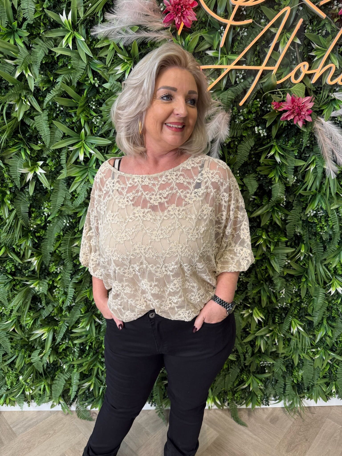 Kanten top pofmouwen beige