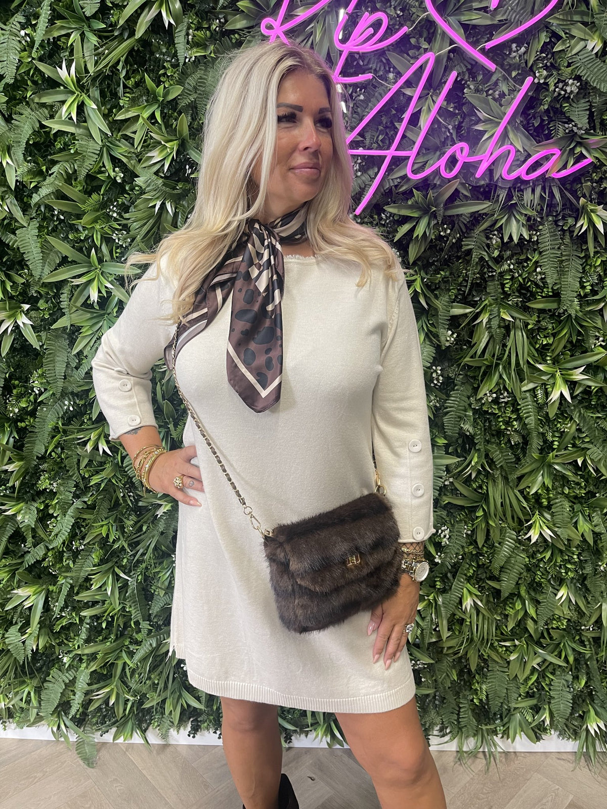 Jurk met knopen en rafel details beige