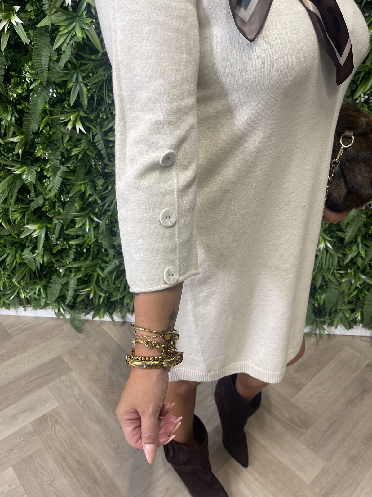 Jurk met knopen en rafel details beige