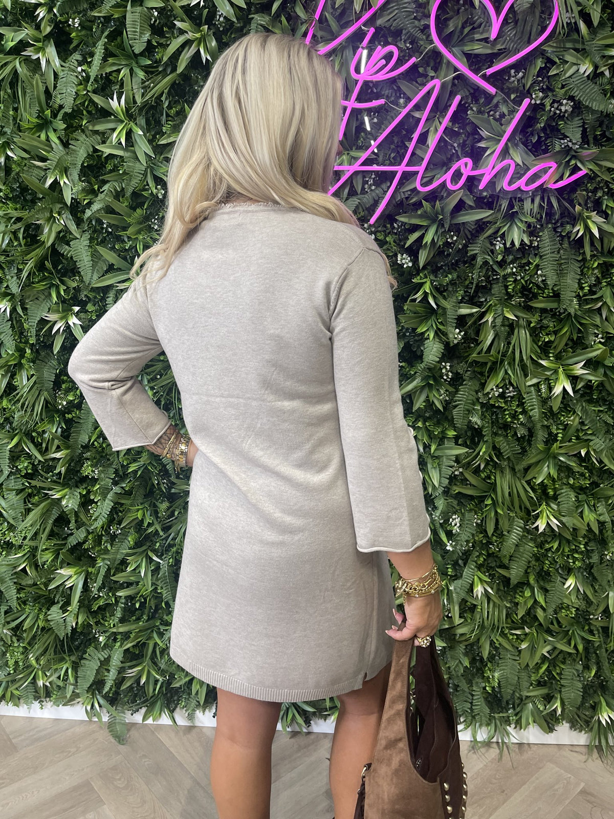Jurk met knopen en rafel details taupe