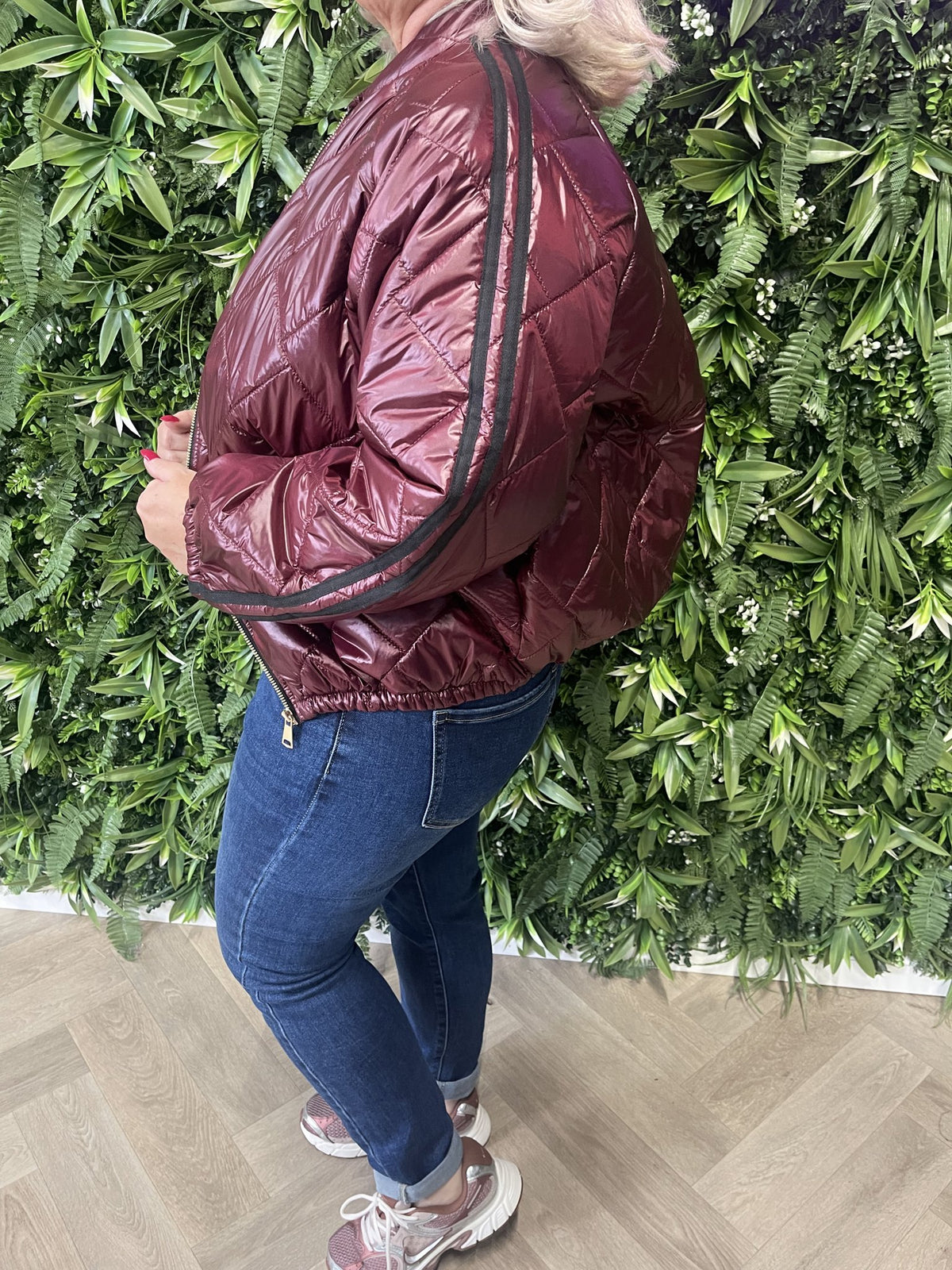 Puffer jas met bies bordeaux
