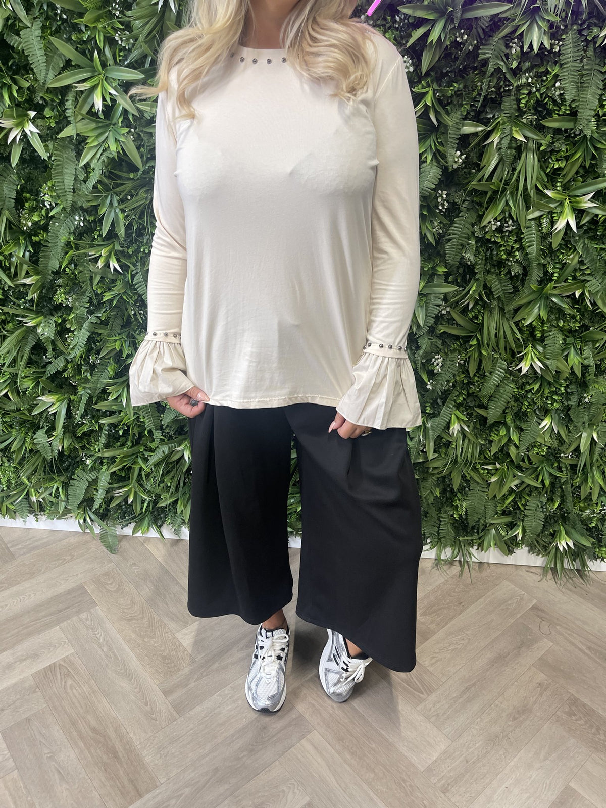 Top trompetmouwen studs creme