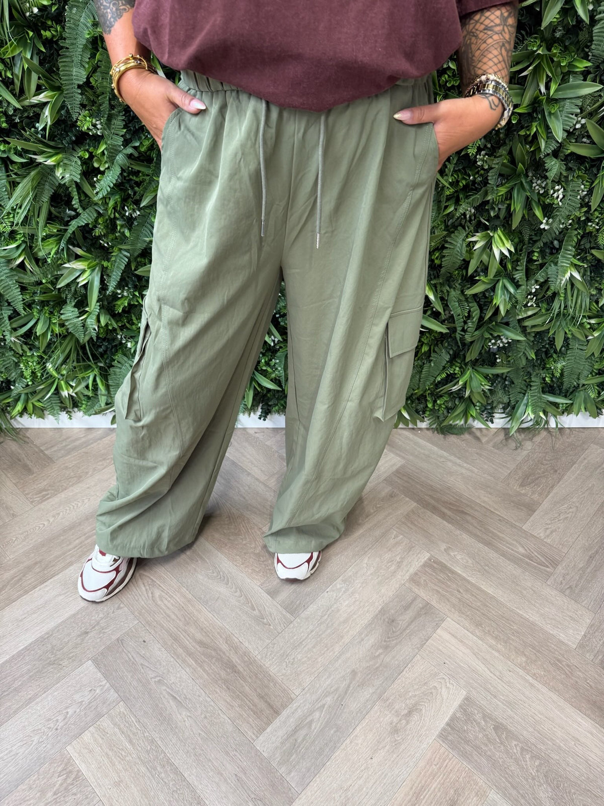 Cargo parachute broek met aantrekkoord olijfgroen