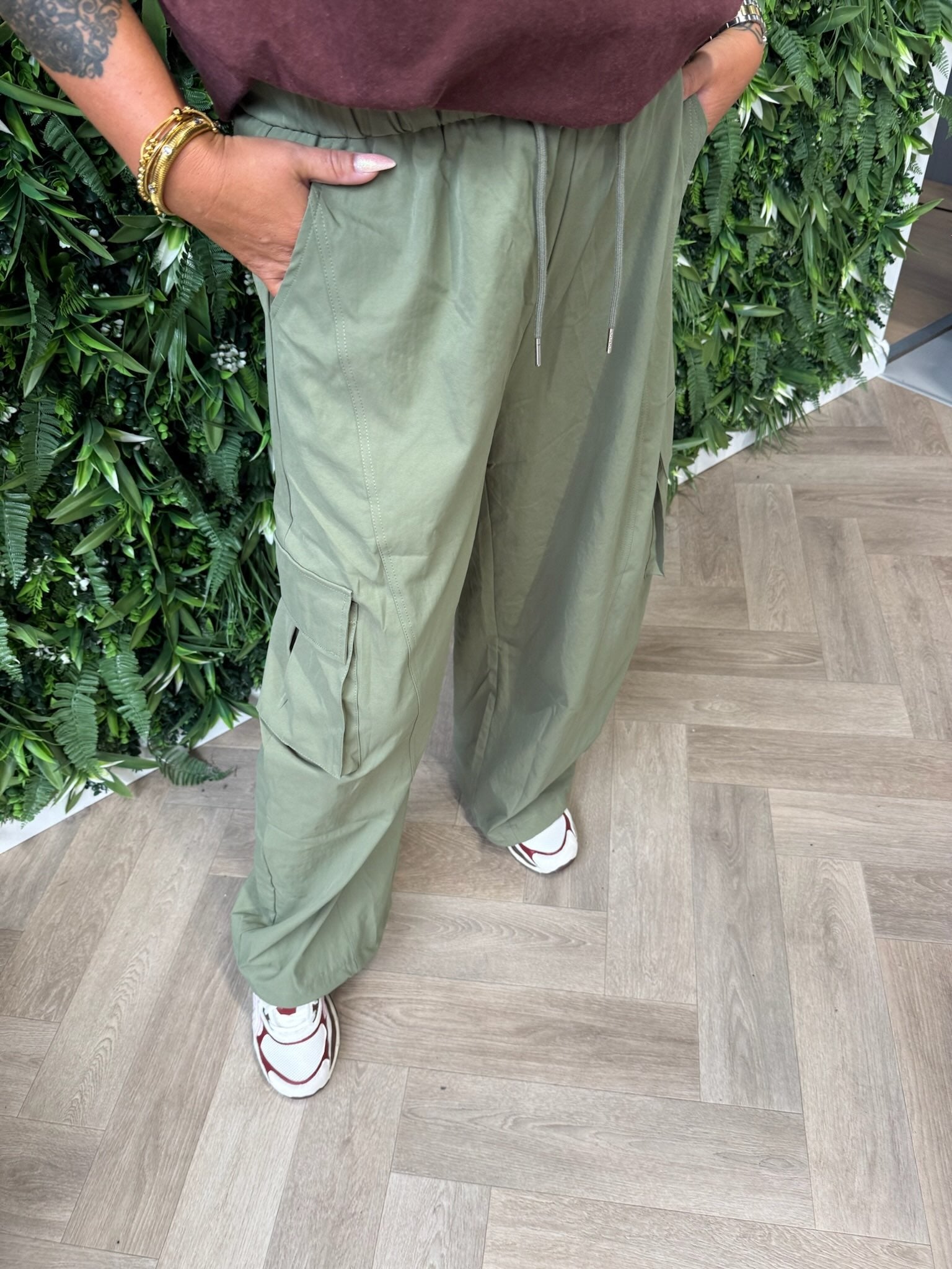 Cargo parachute broek met aantrekkoord olijfgroen