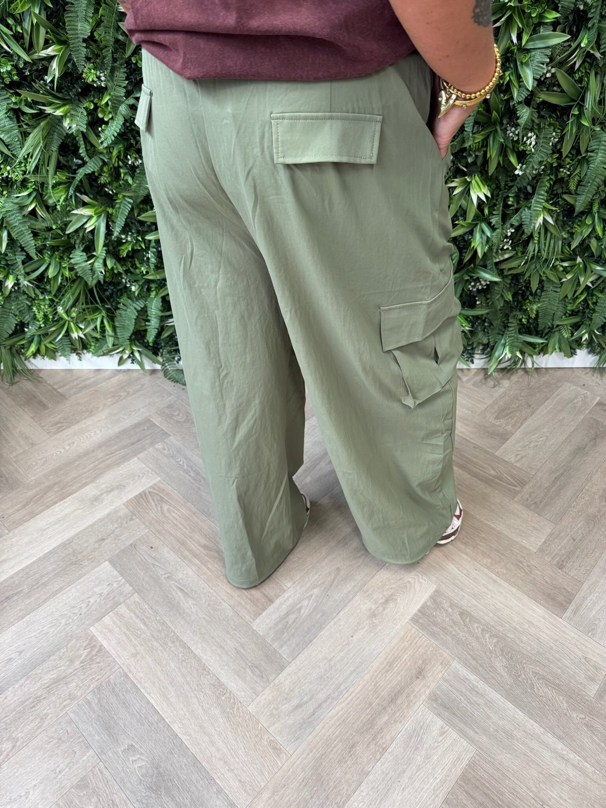 Cargo parachute broek met aantrekkoord olijfgroen