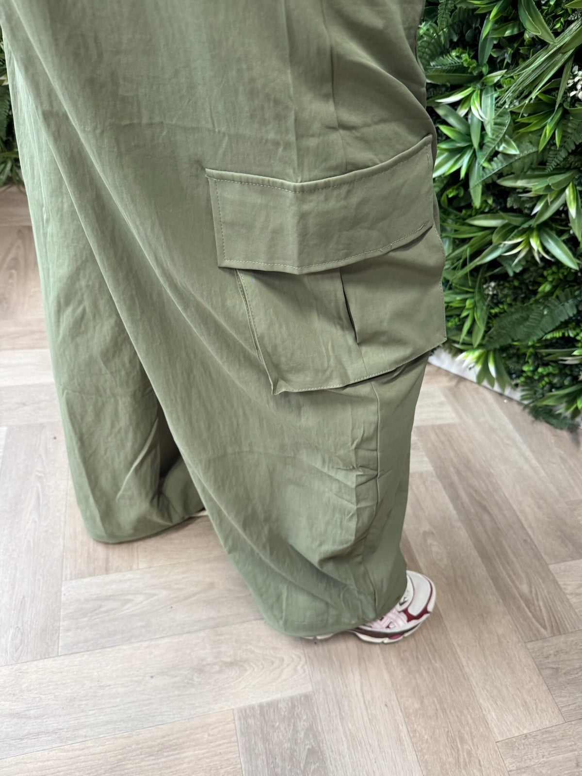 Cargo parachute broek met aantrekkoord olijfgroen