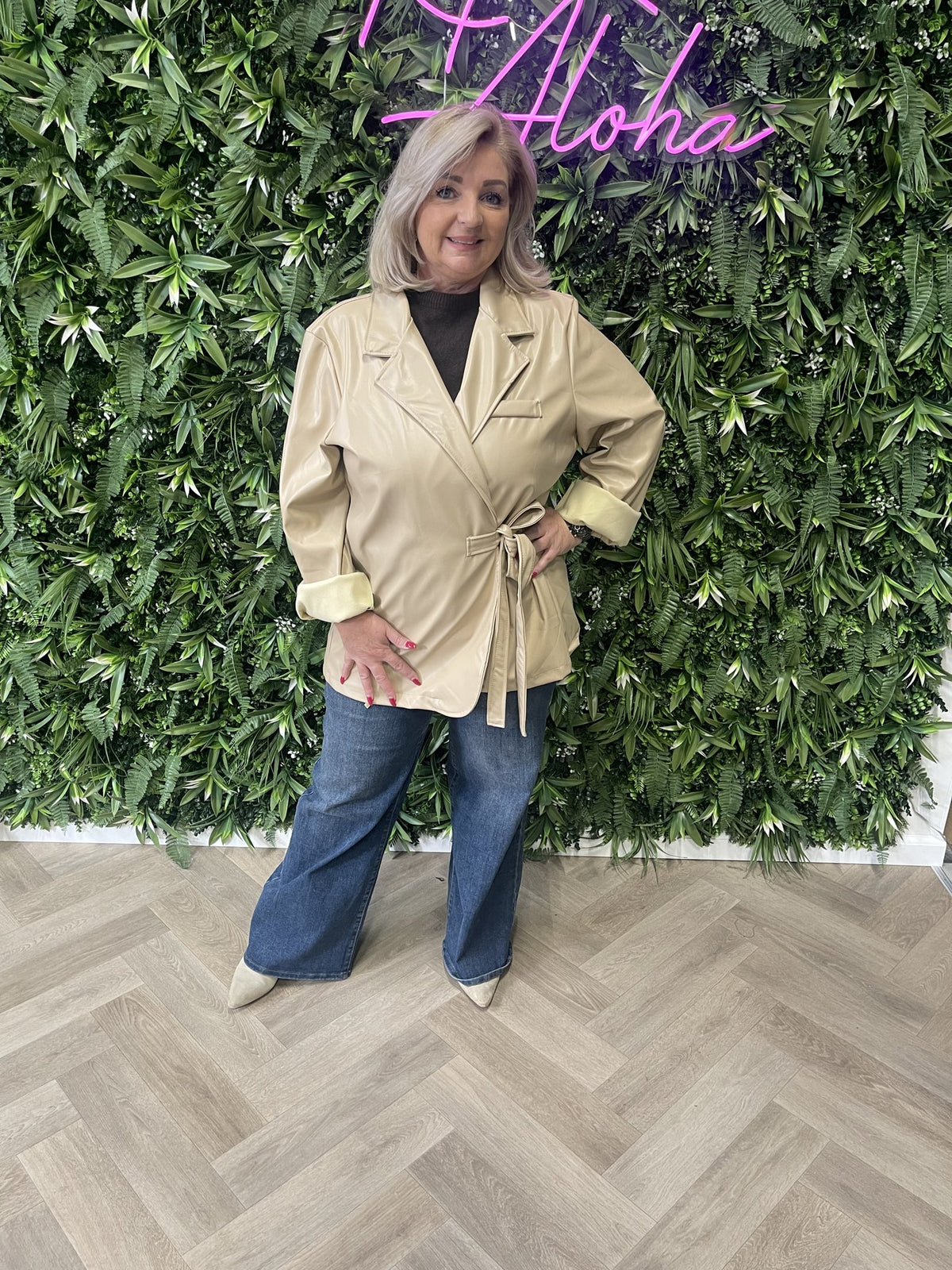 Leahterlook jas met ceintuur beige