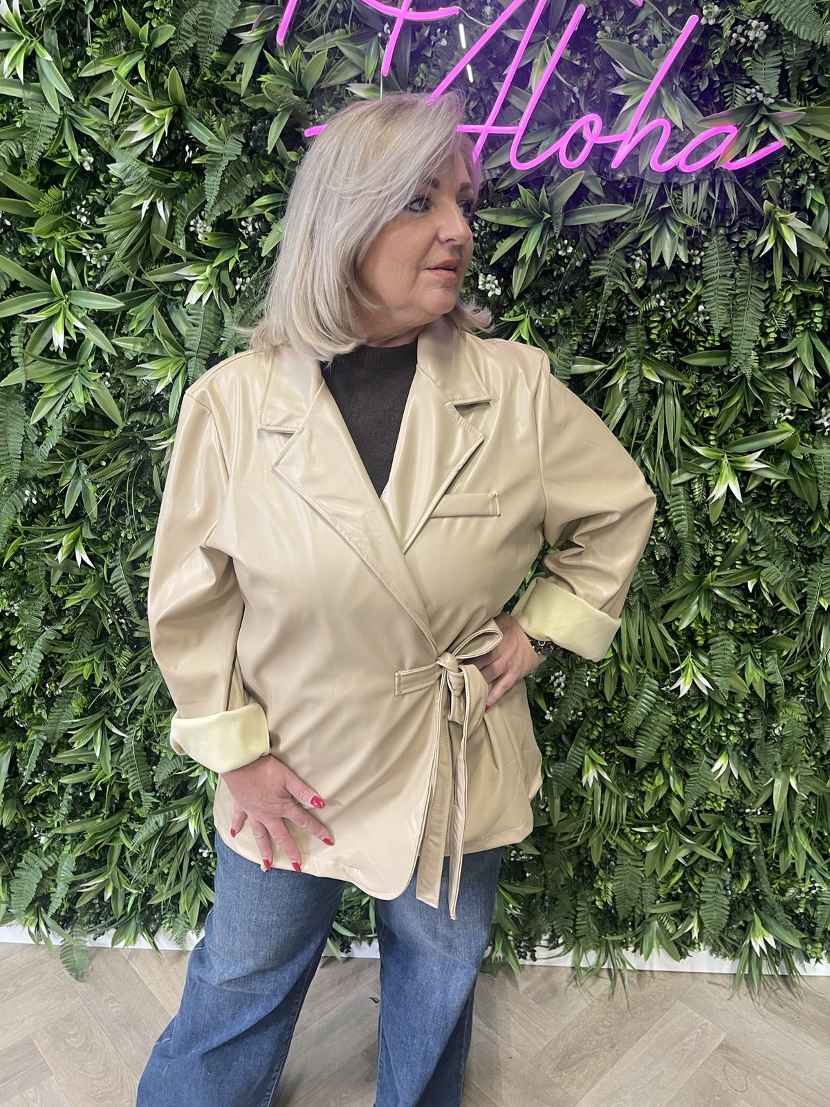 Leahterlook jas met ceintuur beige