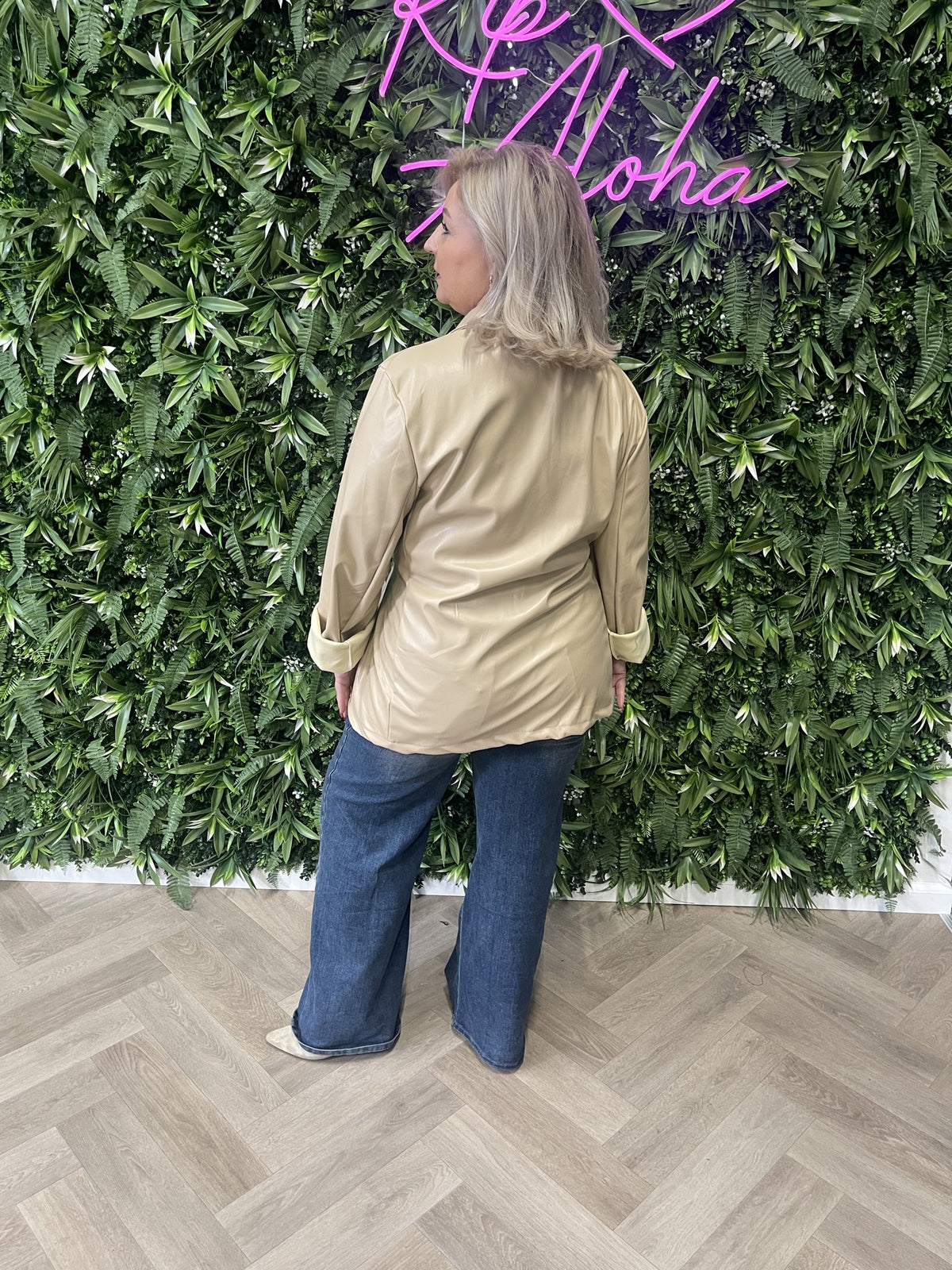 Leahterlook jas met ceintuur beige