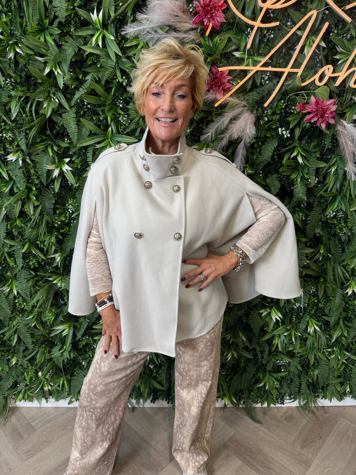 Poncho jasje met knopen beige