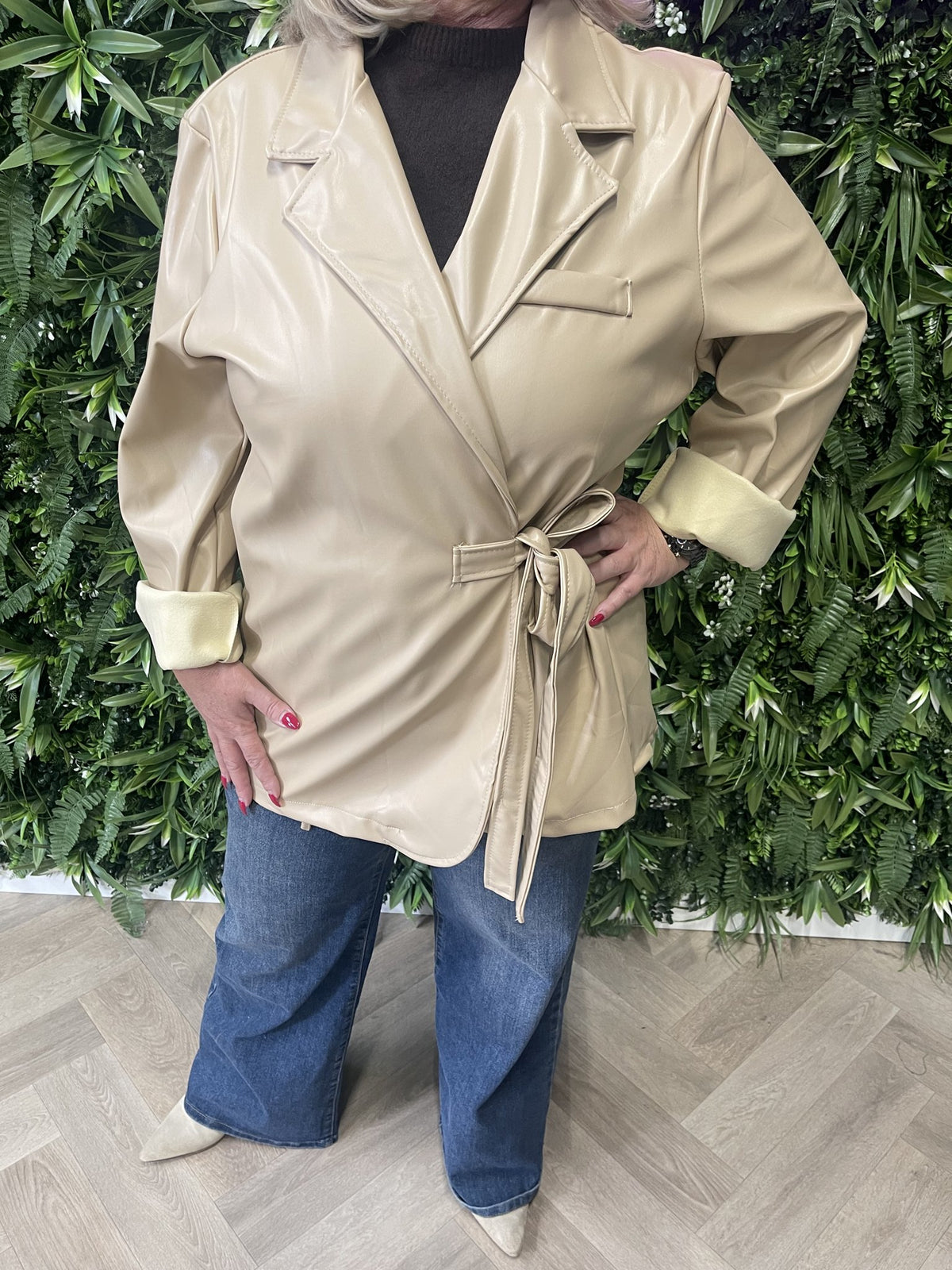 Leahterlook jas met ceintuur beige