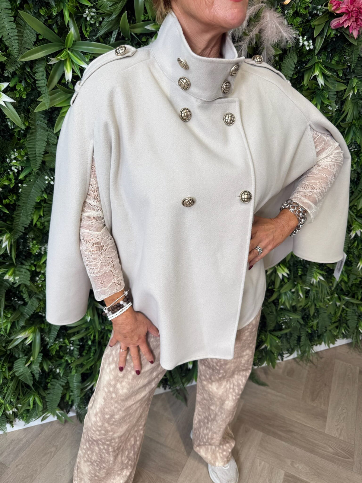 Poncho jasje met knopen beige