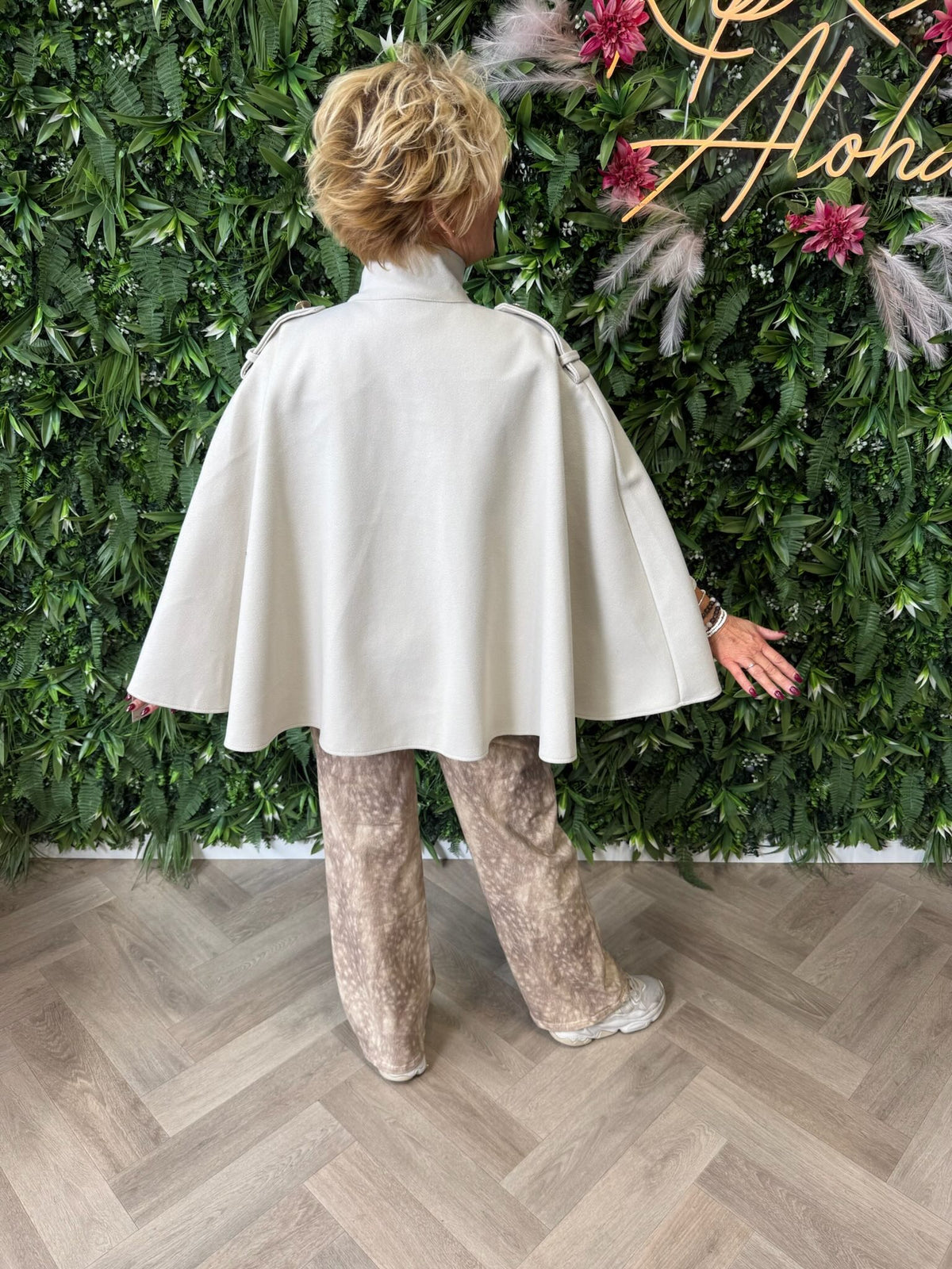 Poncho jasje met knopen beige