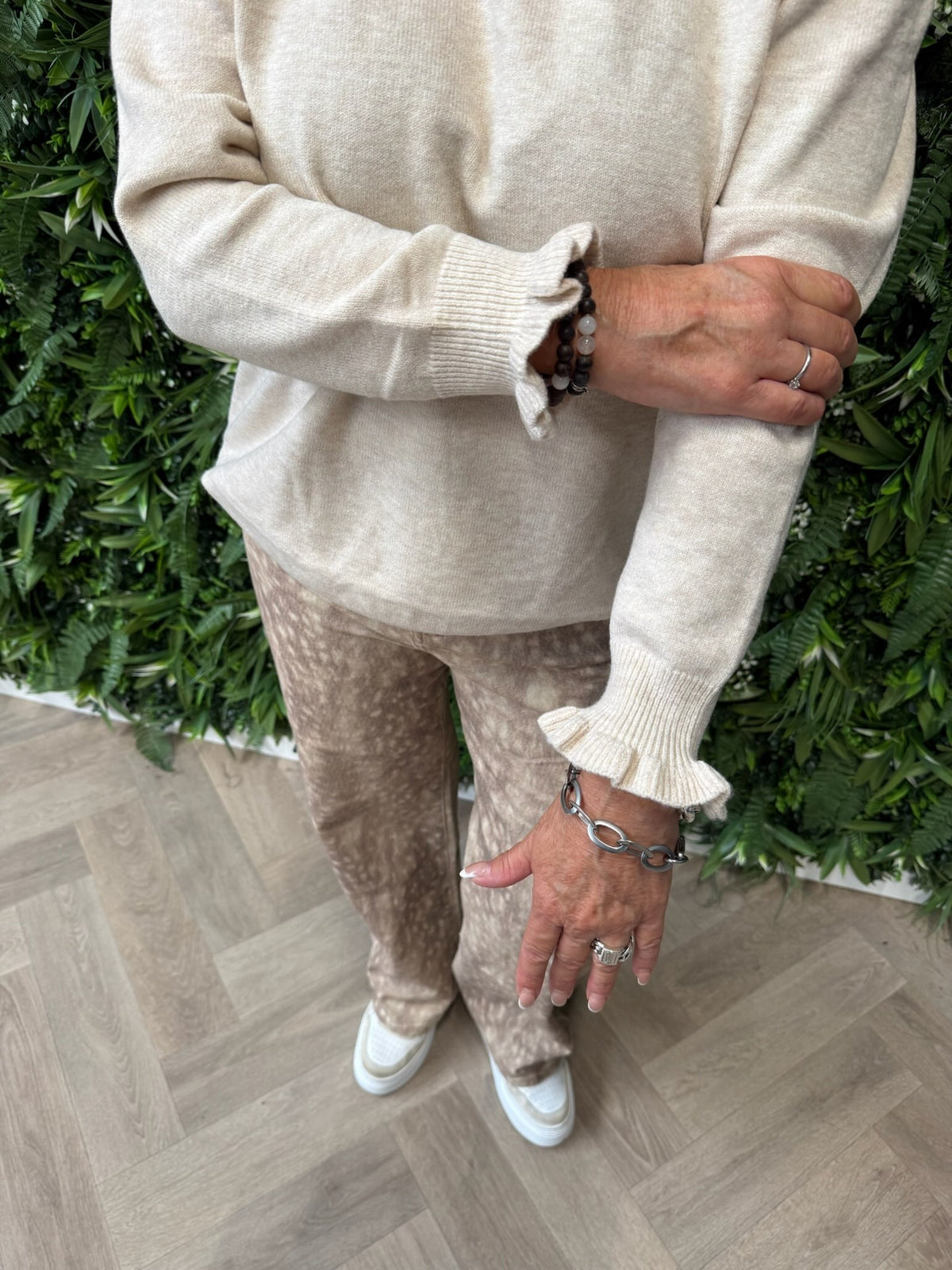 Coltrui met roezelmouwen en kraag beige