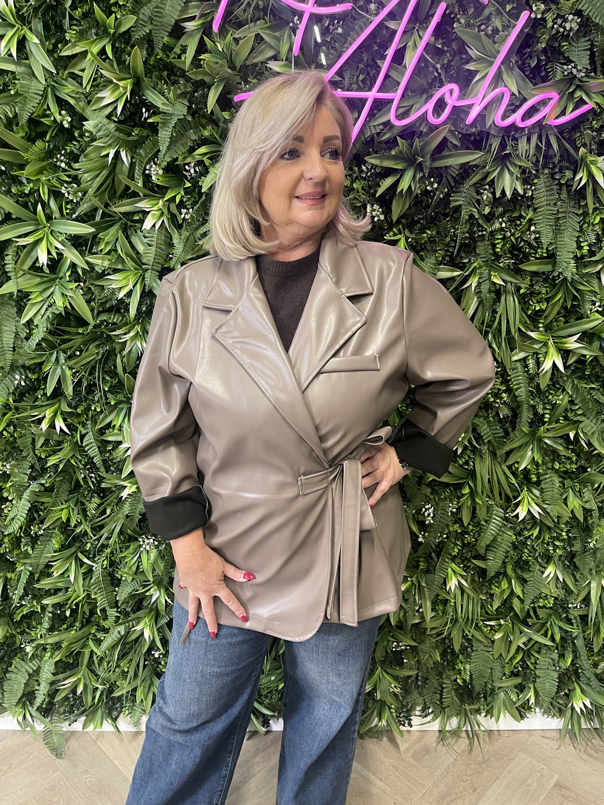 Leahterlook jas met ceintuur taupe