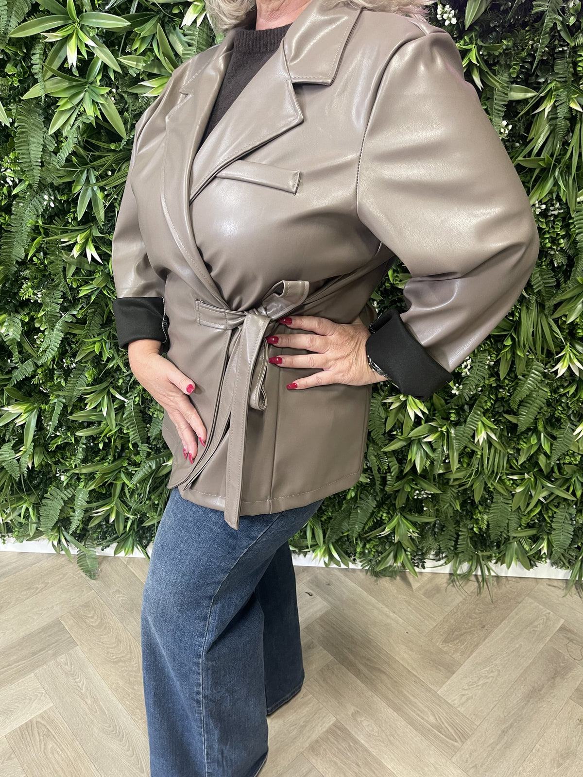 Leahterlook jas met ceintuur taupe