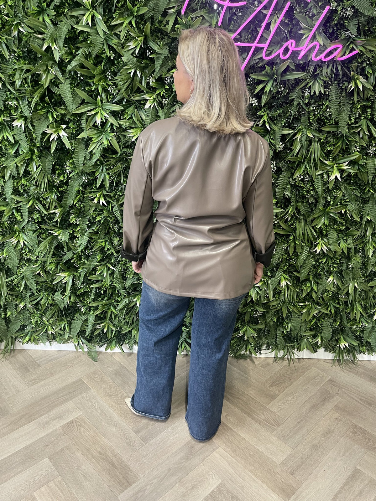 Leahterlook jas met ceintuur taupe