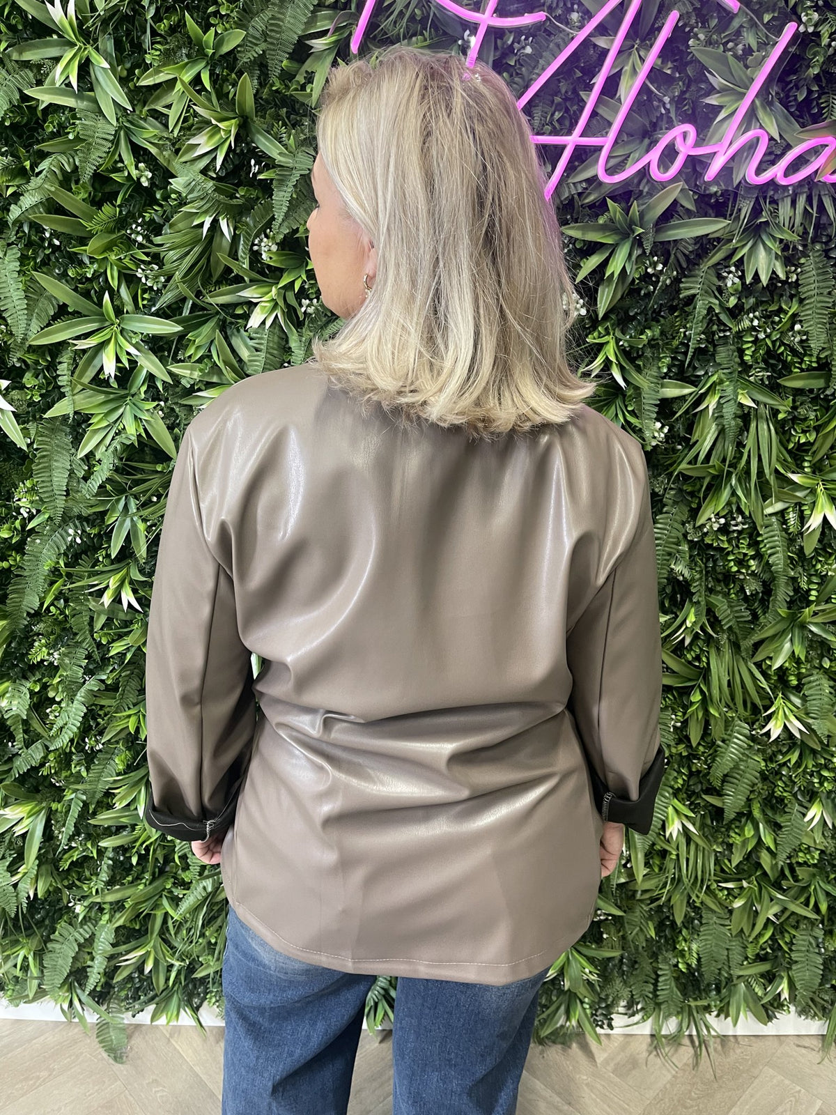 Leahterlook jas met ceintuur taupe