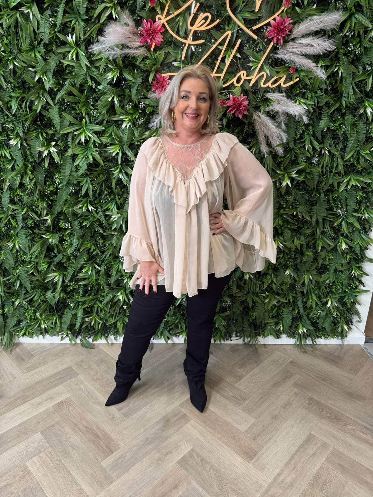 Top roezels en met kant beige