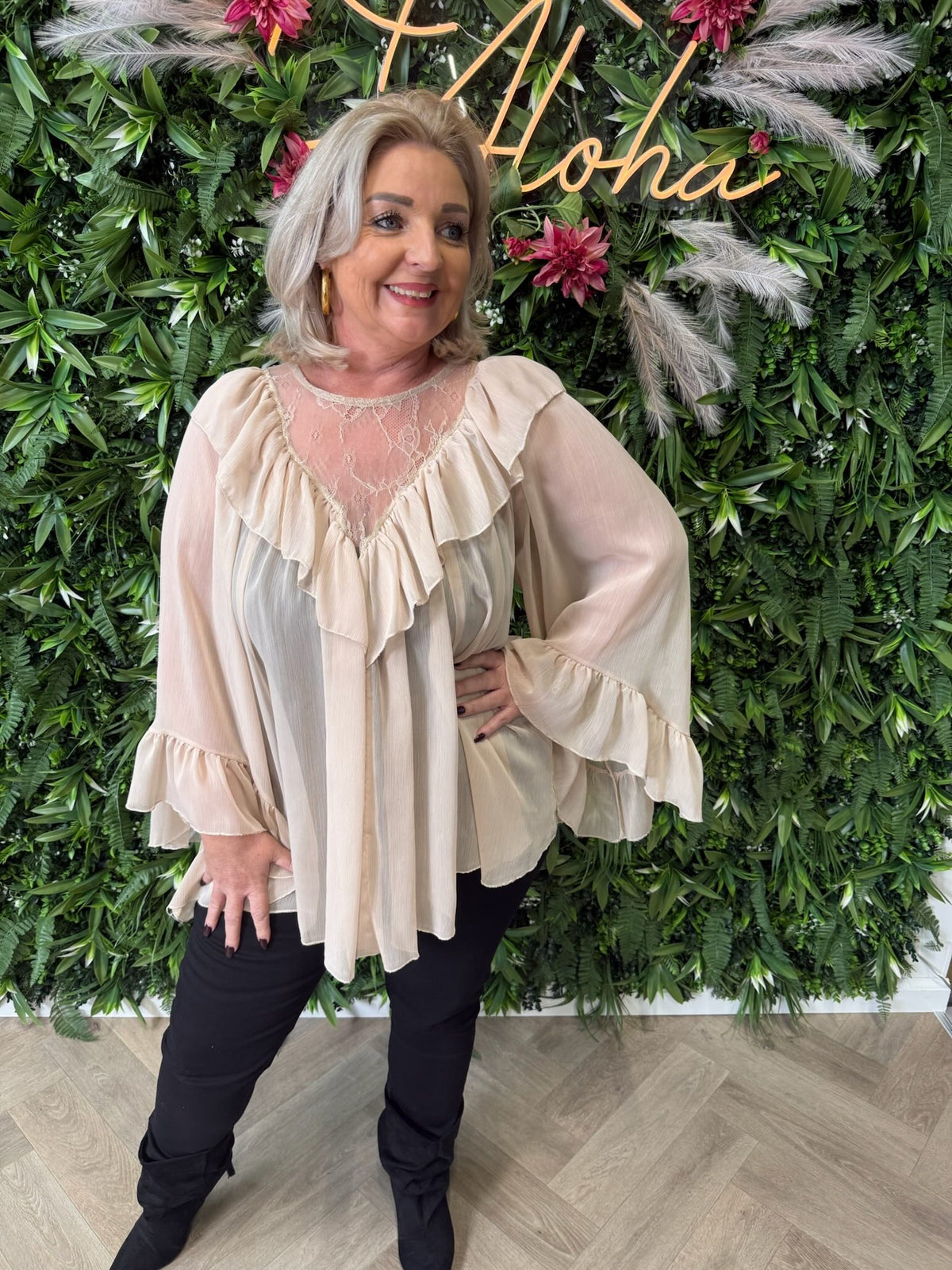 Top roezels en met kant beige